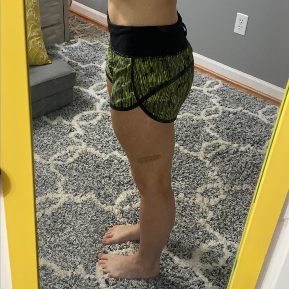 LULU LEMON SHORTS RARE - Picture 5 of 5